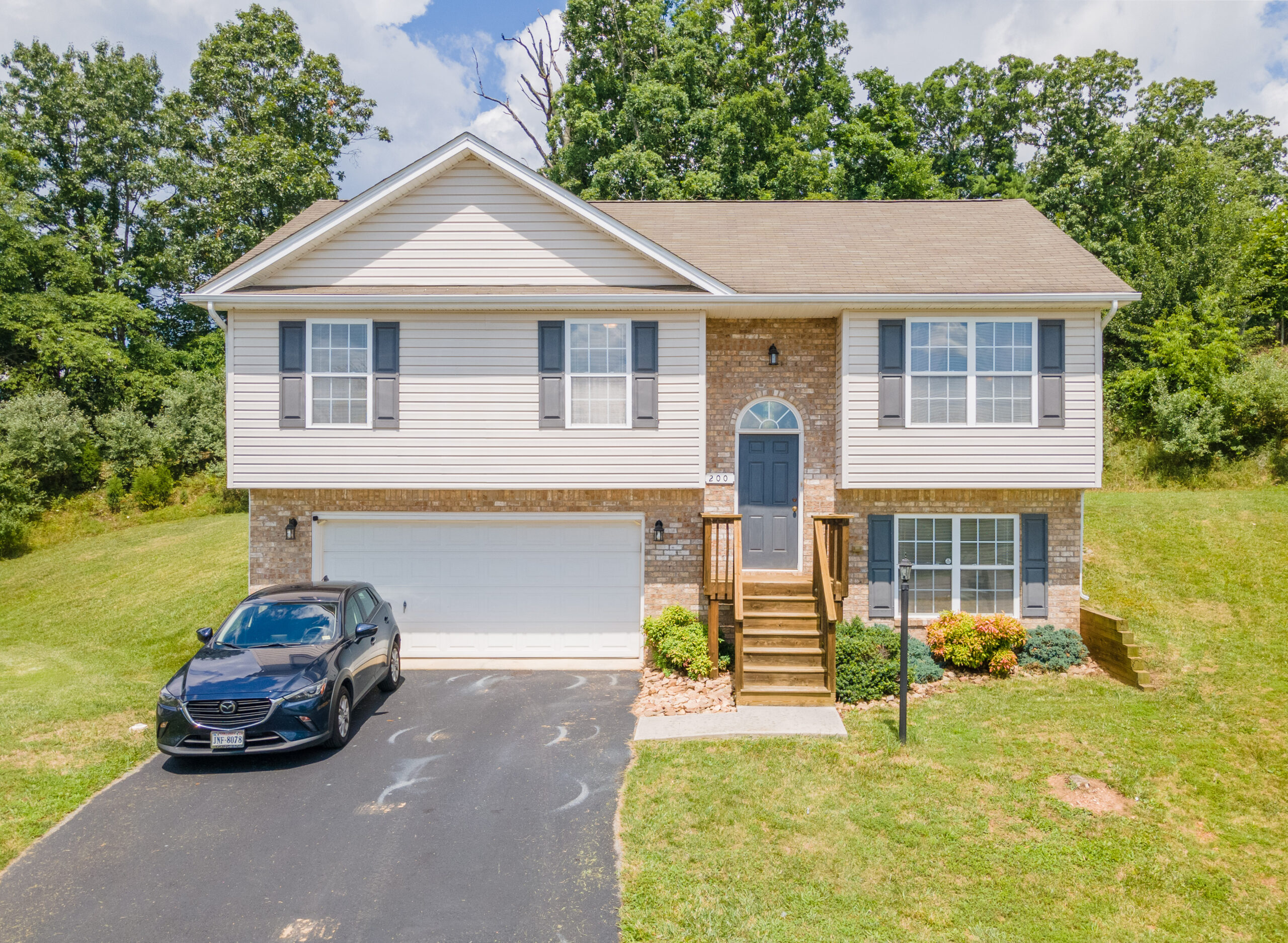 200 Wistaria Dr, Christiansburg, VA
