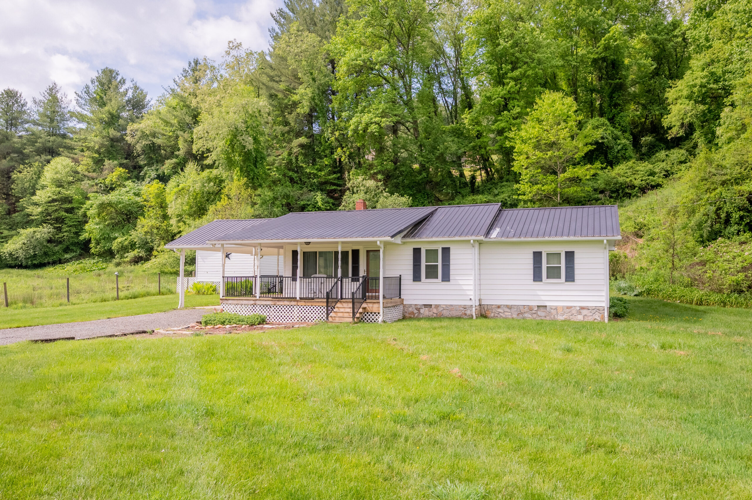2060 Delhart Rd, Galax, VA 24333